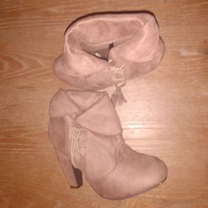 Size 7 adorable light brown boots